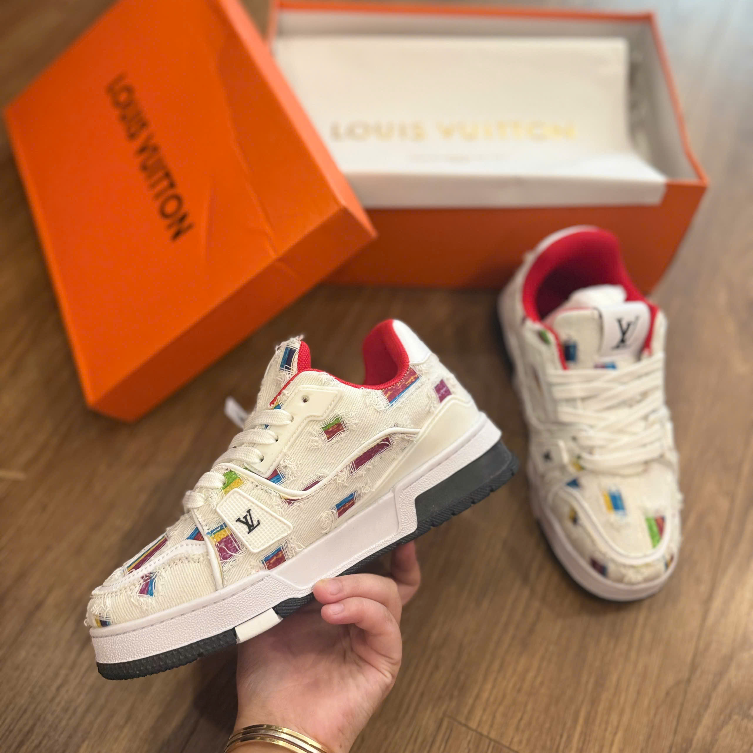 LV trắng đỏ rách