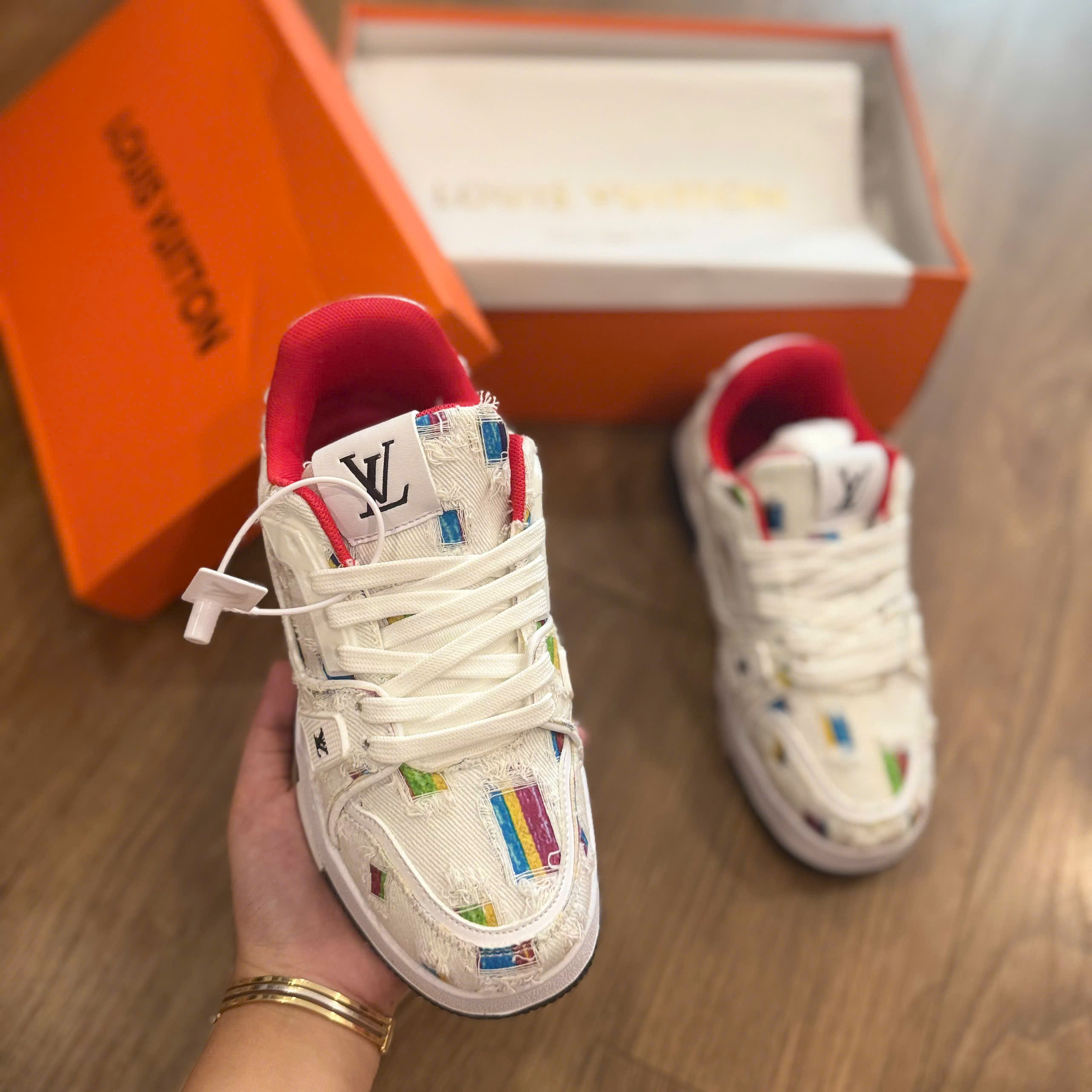 LV trắng đỏ rách