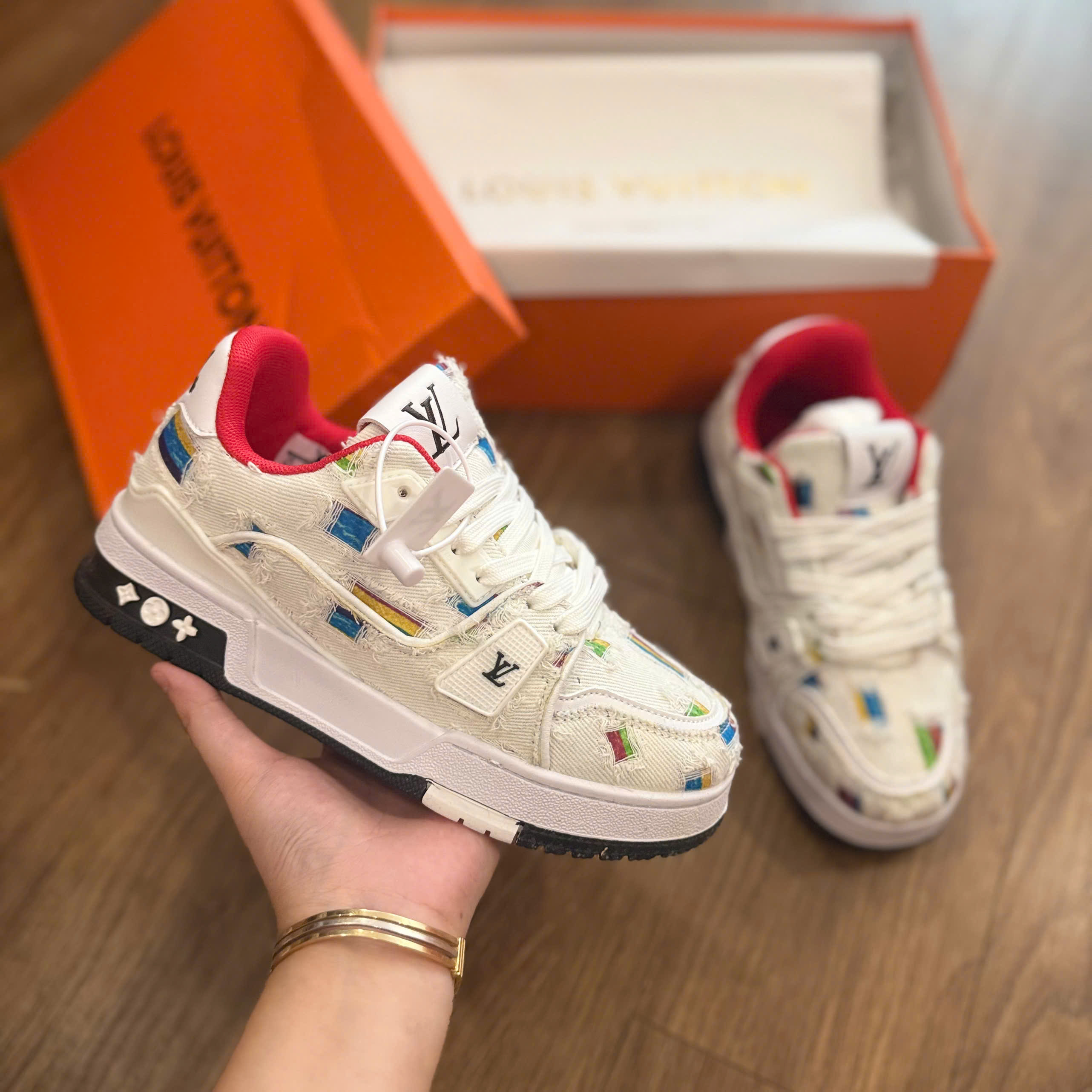 LV trắng đỏ rách