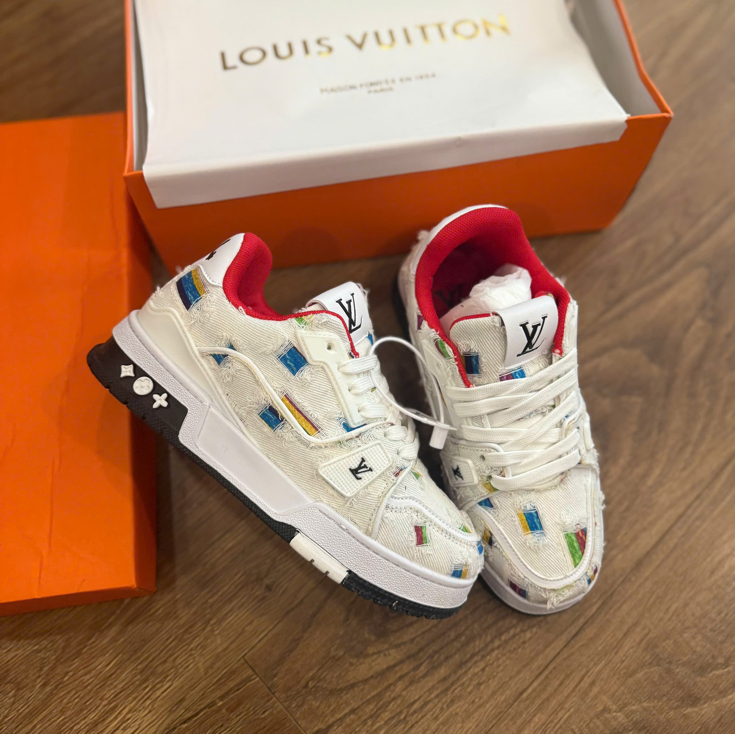 LV trắng đỏ rách