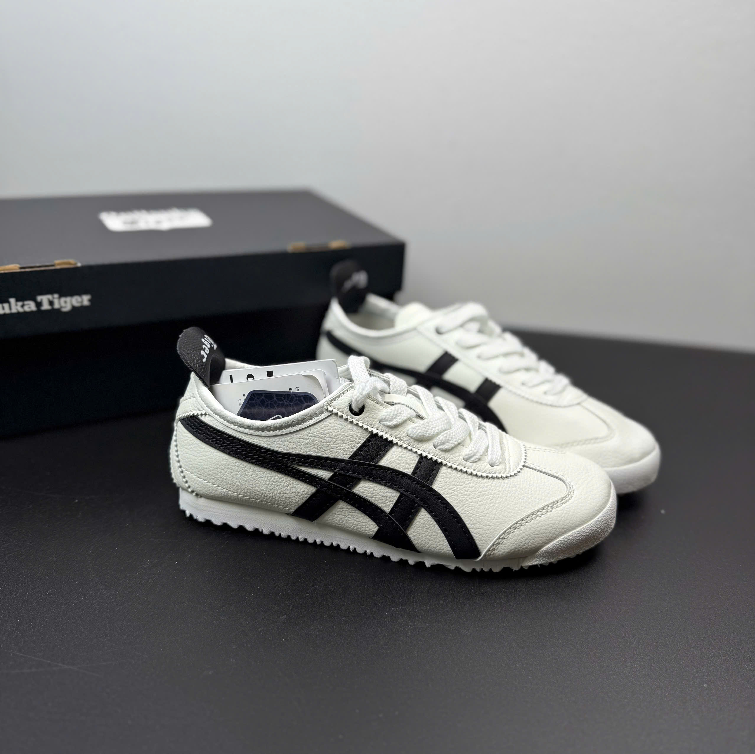 tiger trắng viền đen