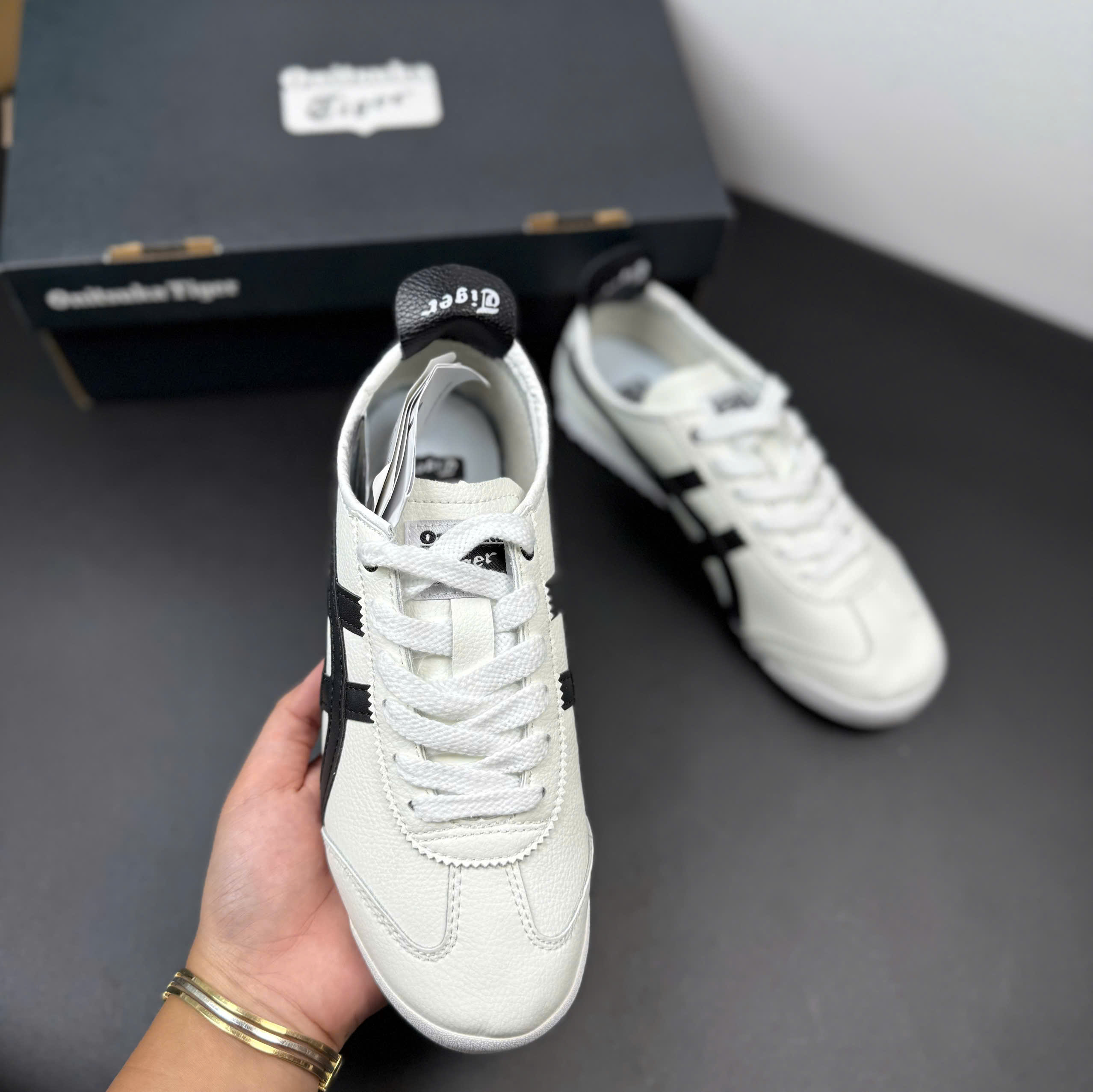 tiger trắng viền đen