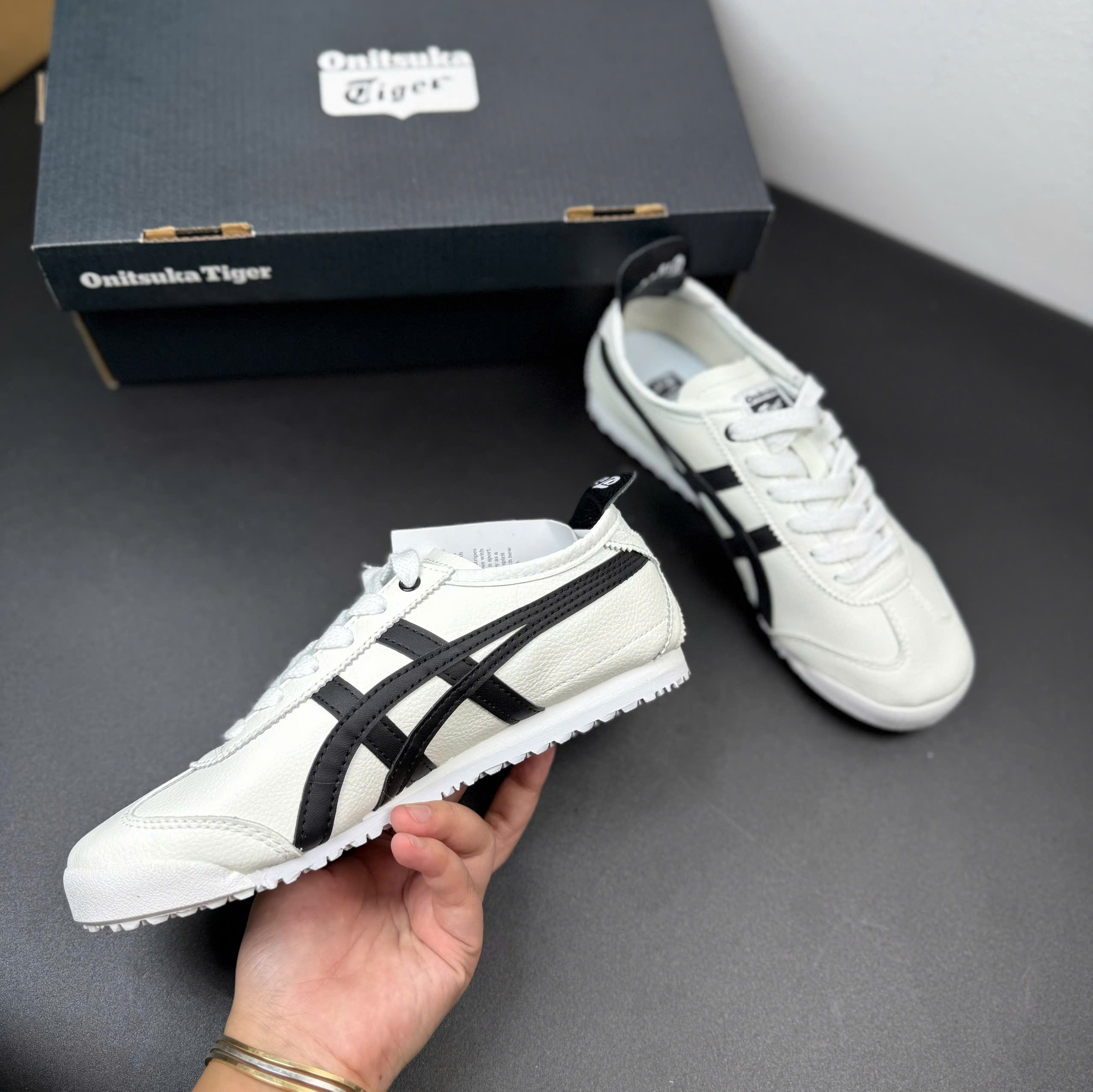 tiger trắng viền đen