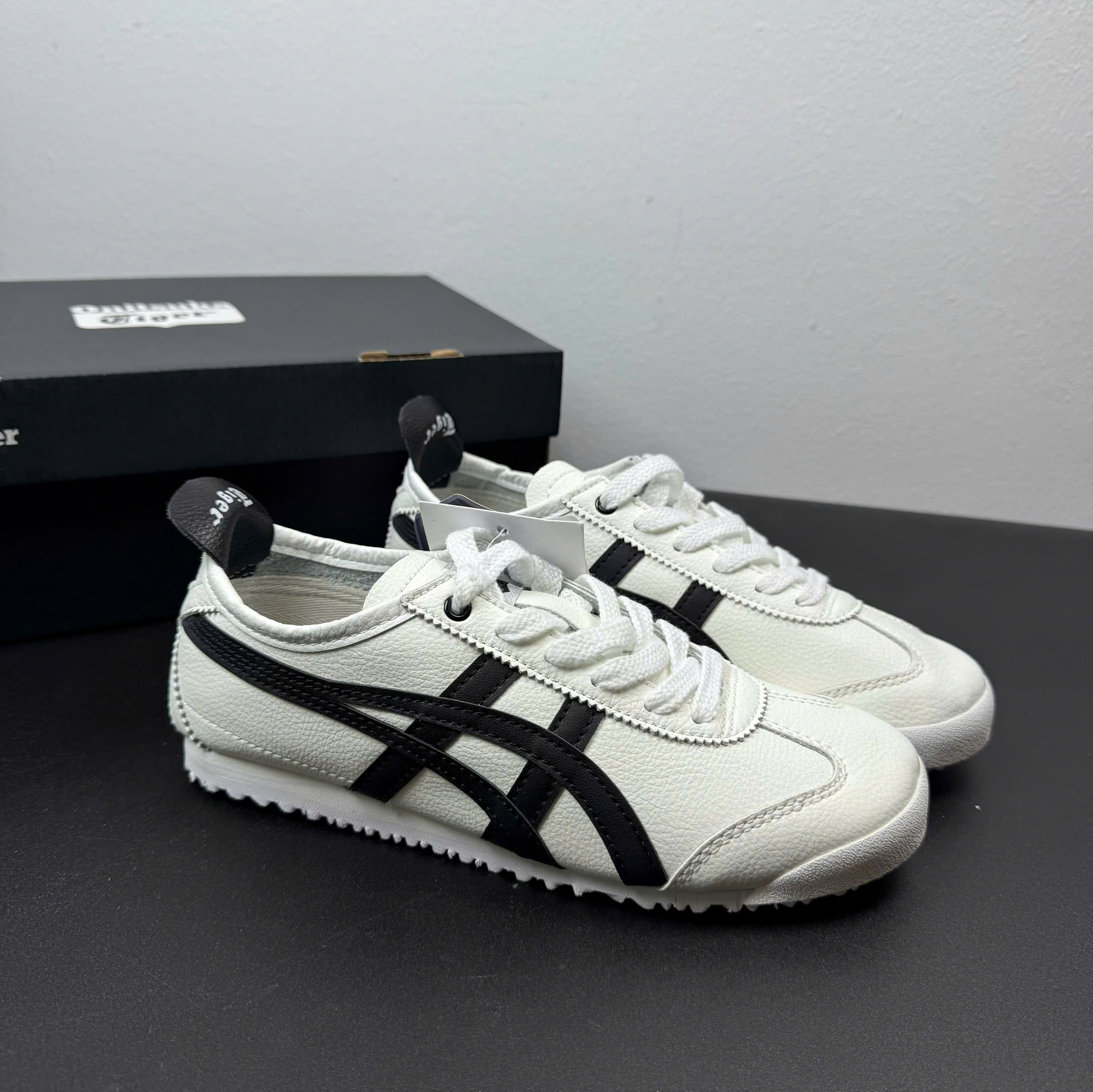 tiger trắng viền đen