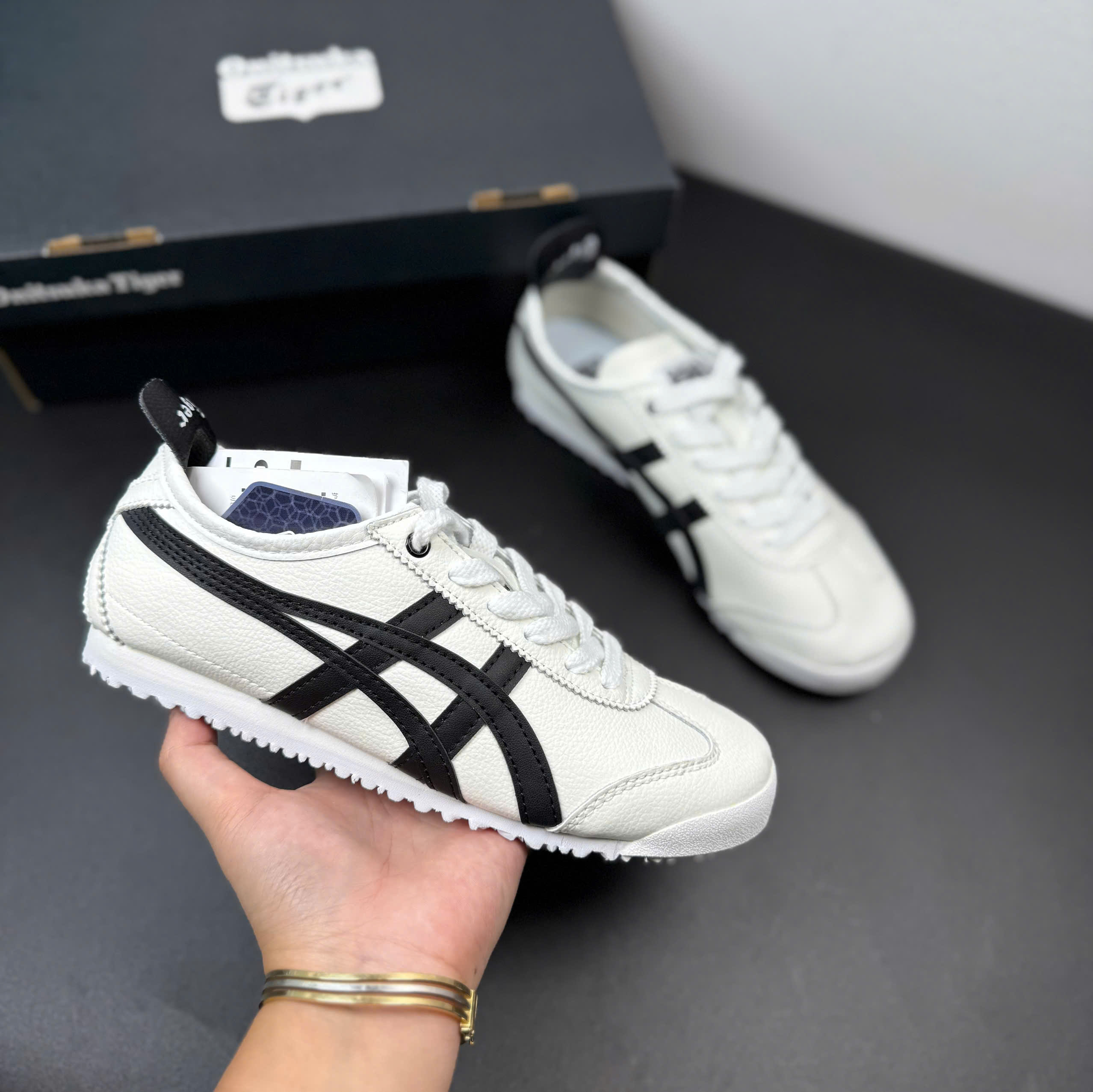 tiger trắng viền đen