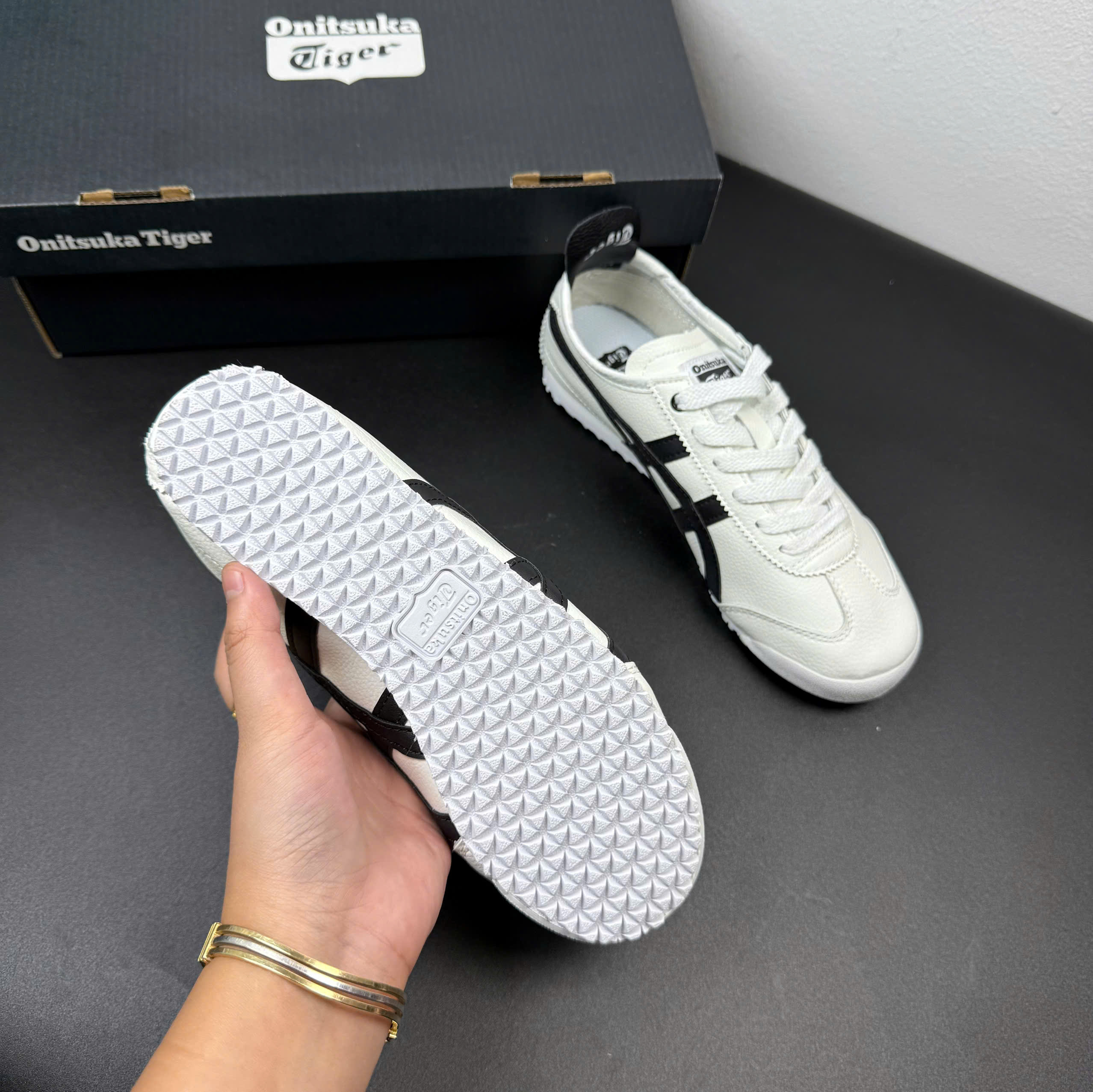 tiger trắng viền đen