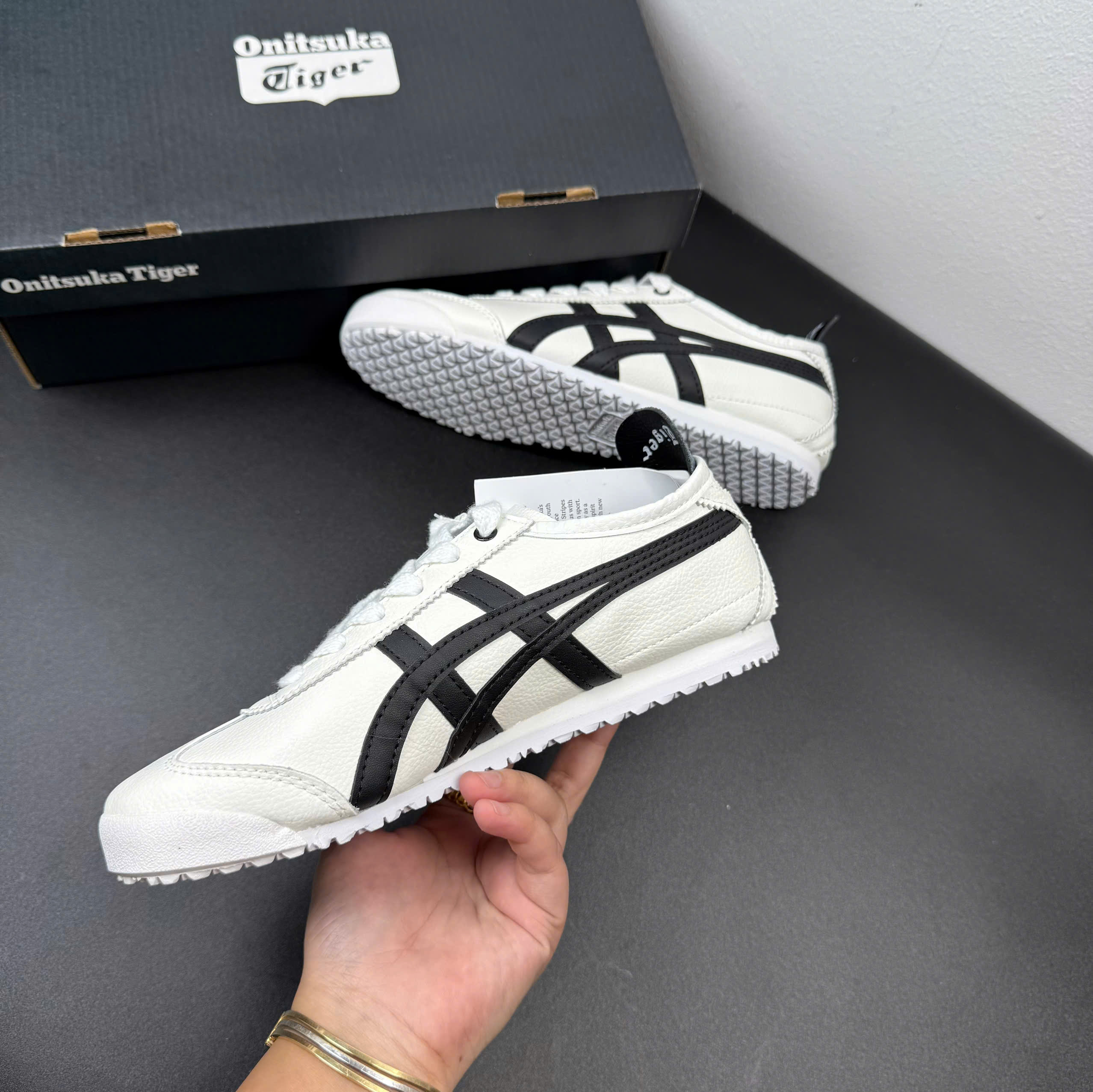 tiger trắng viền đen