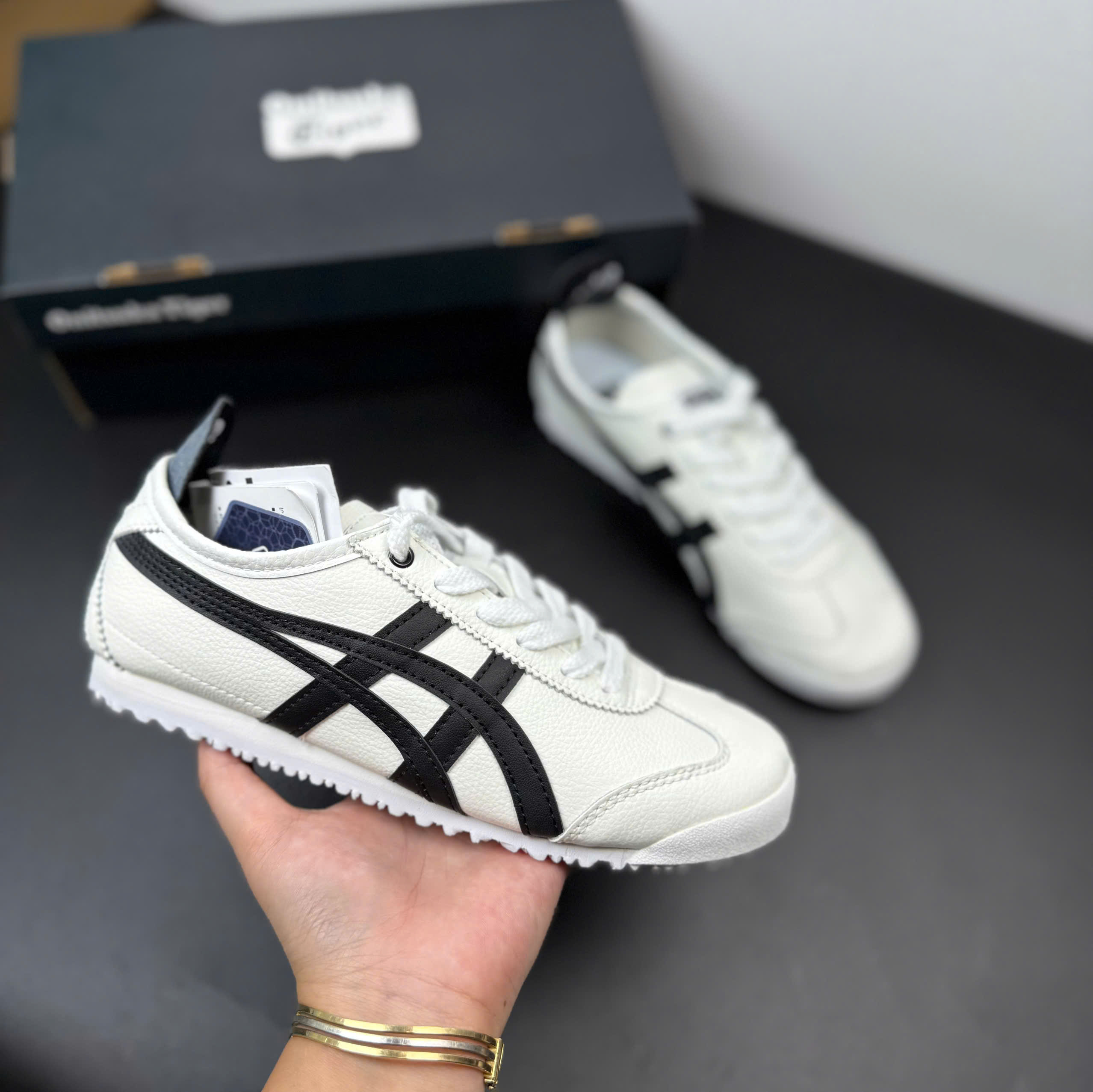 tiger trắng viền đen