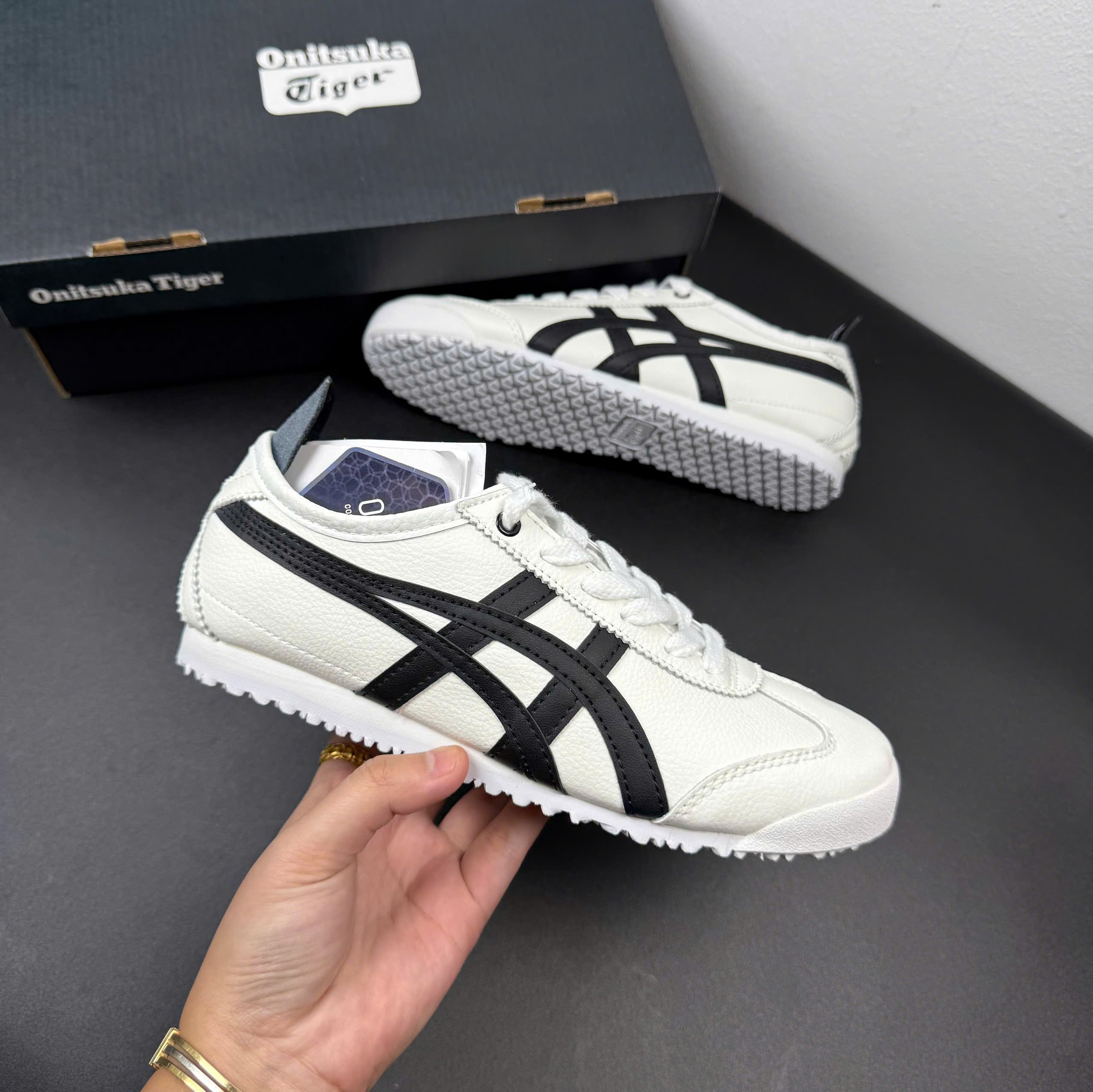 tiger trắng viền đen