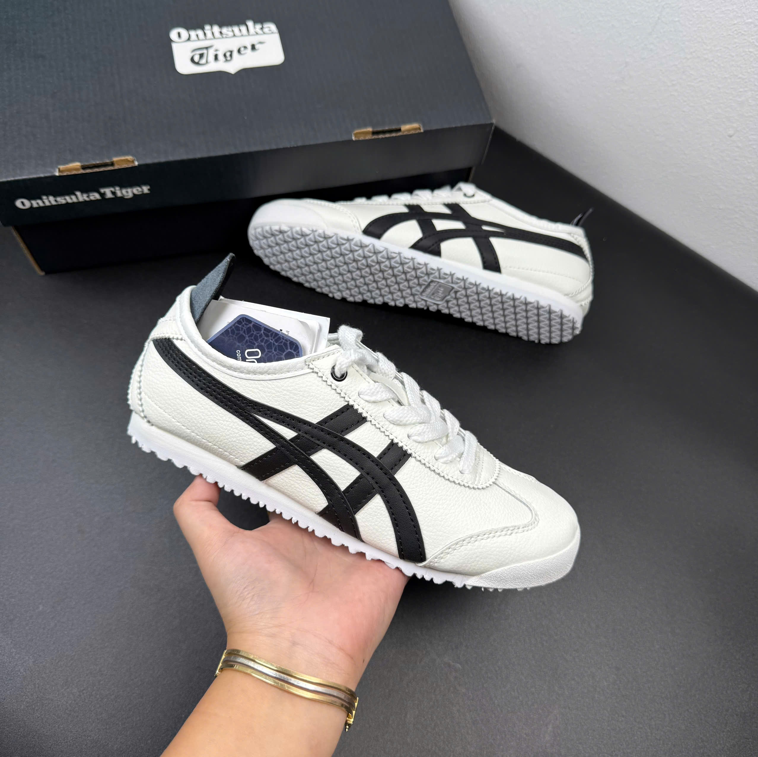 tiger trắng viền đen