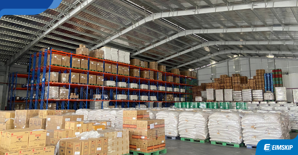 Thuê kho tính theo pallet hay theo m² thì rẻ hơn?