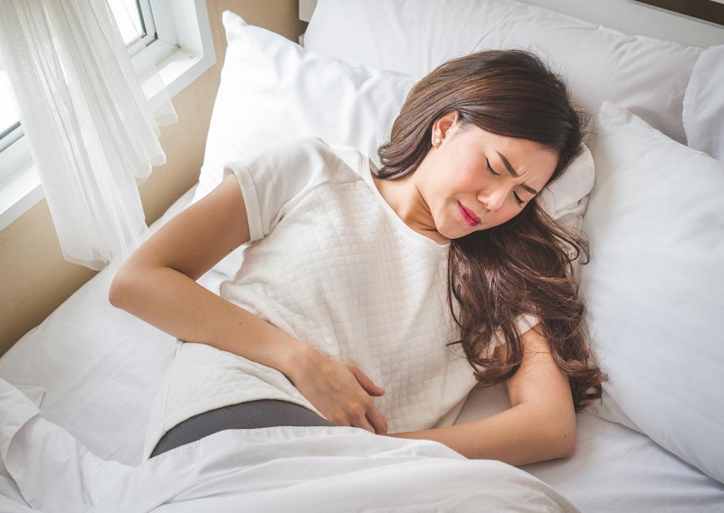 Phụ nữ có triệu chứng đau bụng kinh nặng rất phù hợp để sử dụng tinh dầu hoa anh thảo