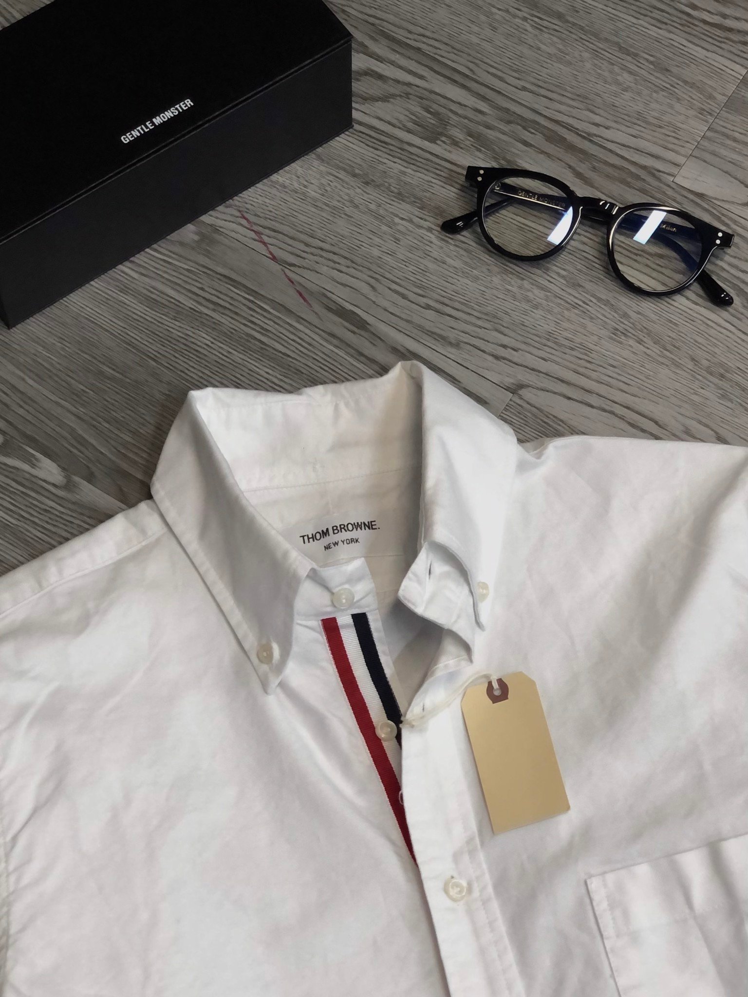 Mua THOM BROWNE SHIRT Áo sơ-mi Thom Browne Classic Grosgrain Placket Oxford kẻ sọc dọc Tiki #22 Mua THOM BROWNE SHIRT Áo sơ-mi Thom Browne Classic Grosgrain Placket Oxford kẻ sọc dọc Tiki