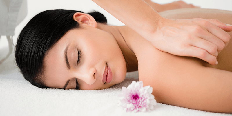 GHẾ MASSAGE VÀ CÂU CHUYỆN ĐIỀU TRỊ ĐAU LƯNG CỦA CÔ GÁI TRẺ