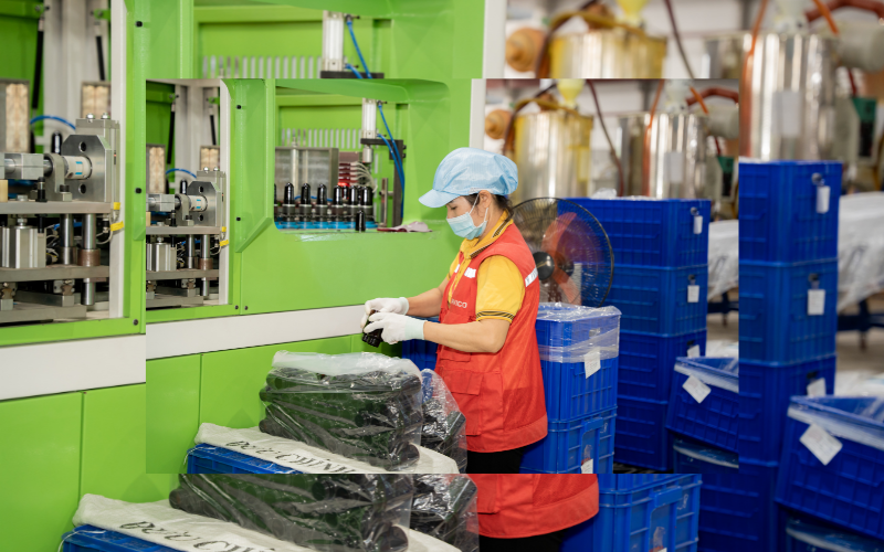 Công ty sản xuất chai lọ nhựa: Vai trò, quy trình và những lưu ý khi sử dụng
