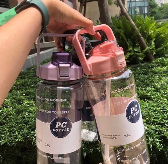 Bình đựng nước cầm tay bằng nhựa có an toàn cho sức khỏe không?