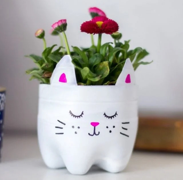 Tiết kiệm và thân thiện môi trường: Lọ hoa làm từ chai nhựa tái chế