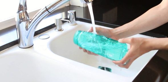 Rửa sạch bình nước mỗi ngày bằng nước rửa chén và nước ấm