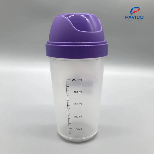 Bình nhựa chuyên dùng để pha sữa cho em bé 