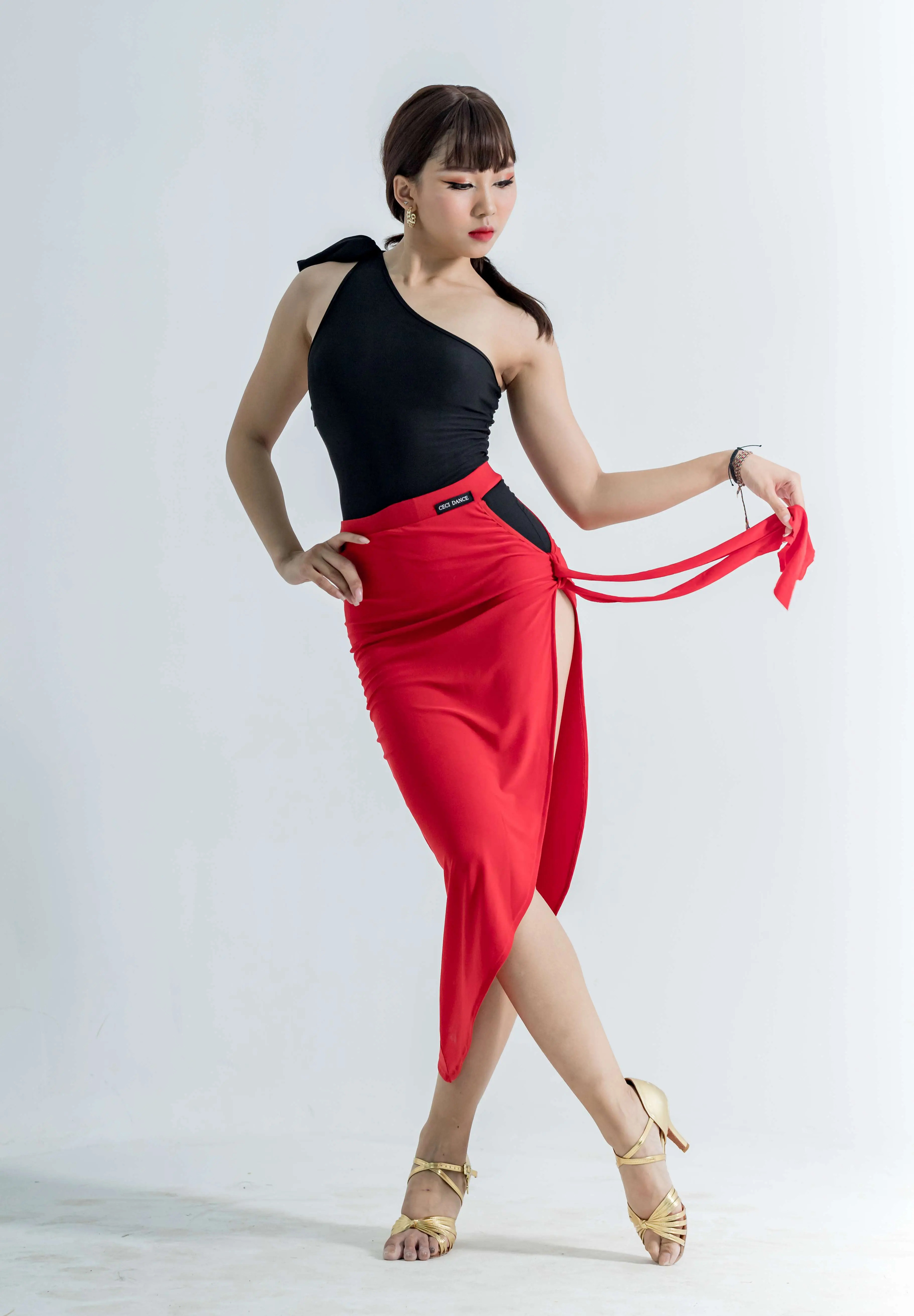 CHÂN VÁY KHOÉT HÔNG BẤT XỨNG CNULC89