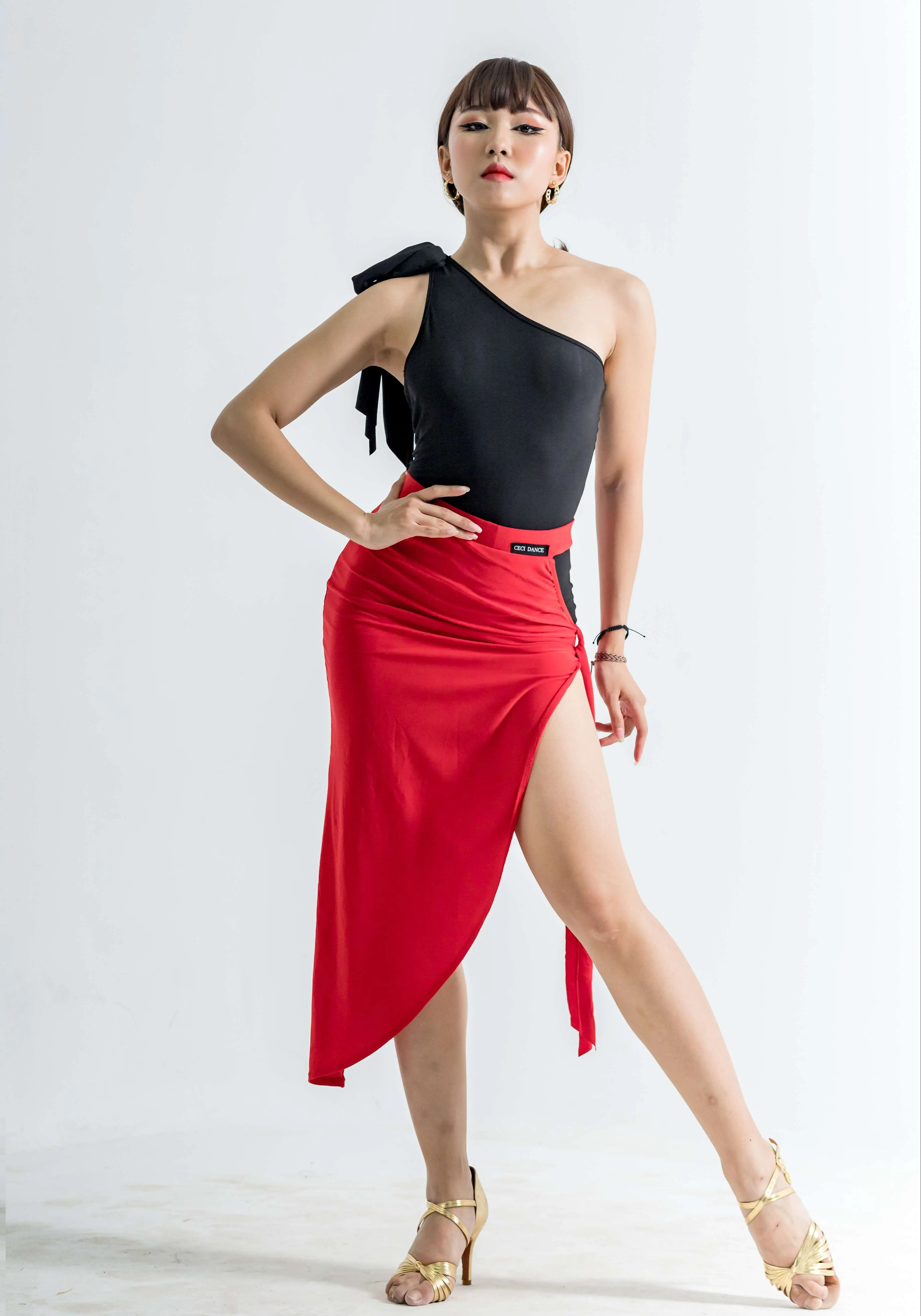 CHÂN VÁY KHOÉT HÔNG BẤT XỨNG CNULC89