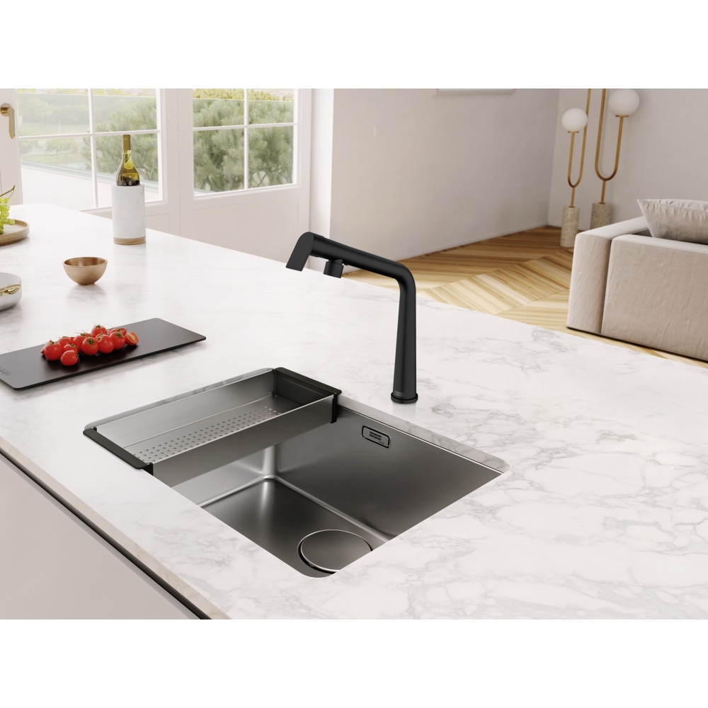 Thiết kế chữ L và sắc Matt Black tạo điểm nhấn cho khu vực chậu rửa hiện đại.