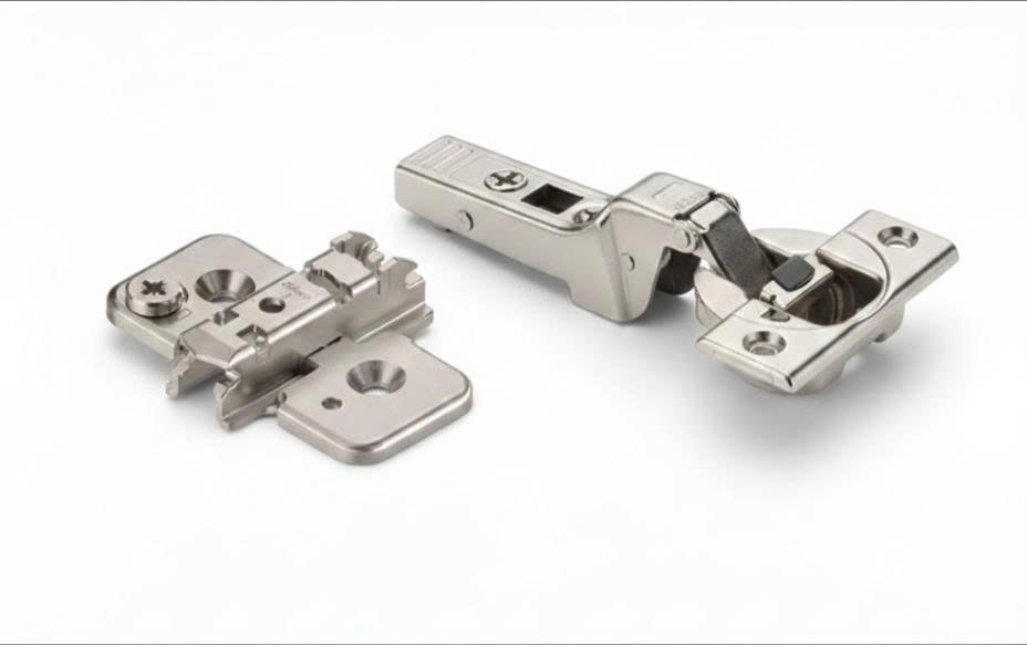Bản lề Blum Cliptop giảm chấn 107 độ – loại cong vừa trùm nửa kèm đế 3D tăng chỉnh 3005399 + 8748653