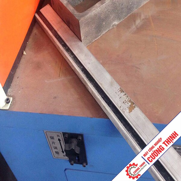 Máy cắt nhôm bán tự động (1)
