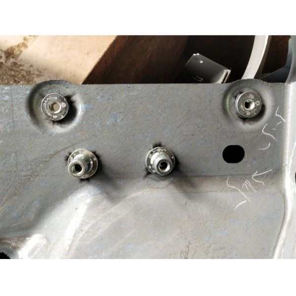 dập sản phẩm của Máy hàn đai ốc tự động tháp khung