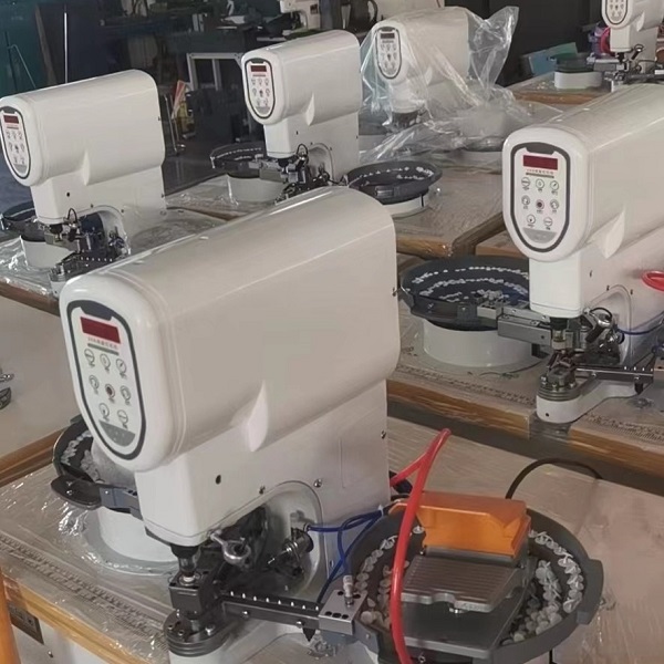 Máy dập cúc tự động (2)