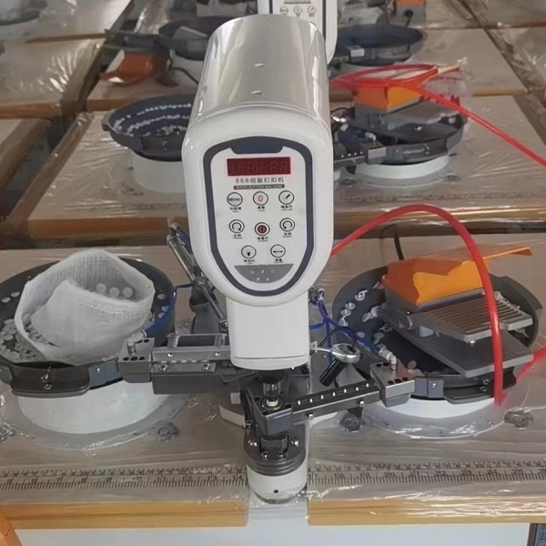 Máy dập cúc tự động (3)