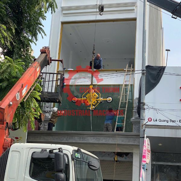 thuê máy hít kính, nâng kính tại Cường Thịnh