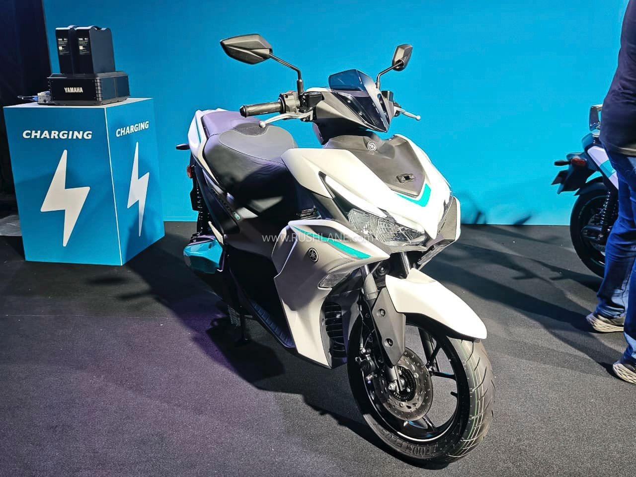 Cận cảnh Yamaha Aerox E – phiên bản chạy điện của dòng NVX