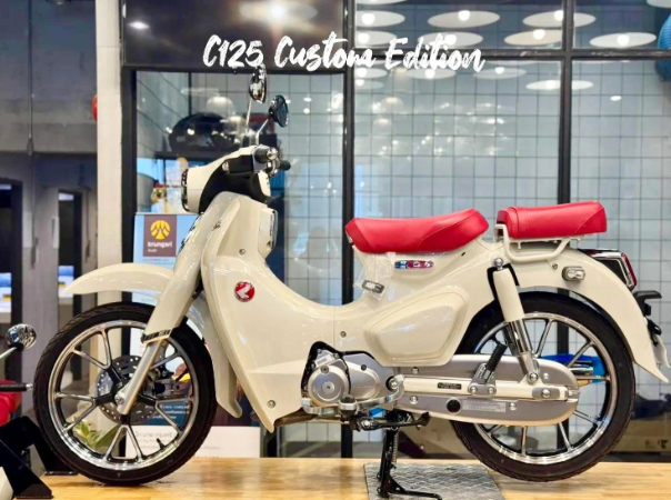 Xe máy nhập khẩu thiết kế lạ, giá cao vẫn hút khách Việt