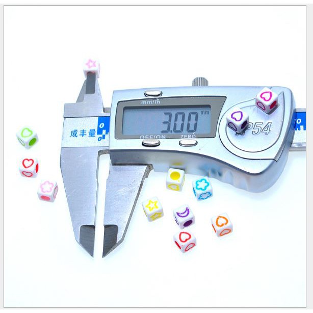 10-50gam hạt nhựa vuông 6mm khắc hoa, trăng sao, tim #P117-13
