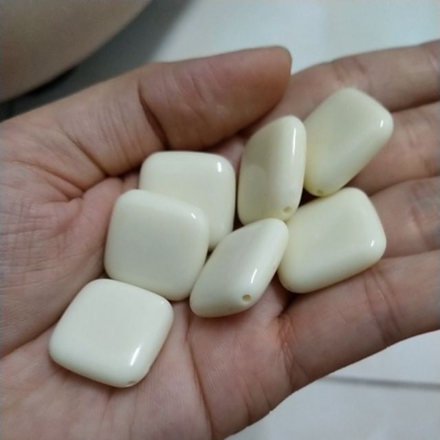 5 Hạt nhựa hình thoi màu kem 18mm