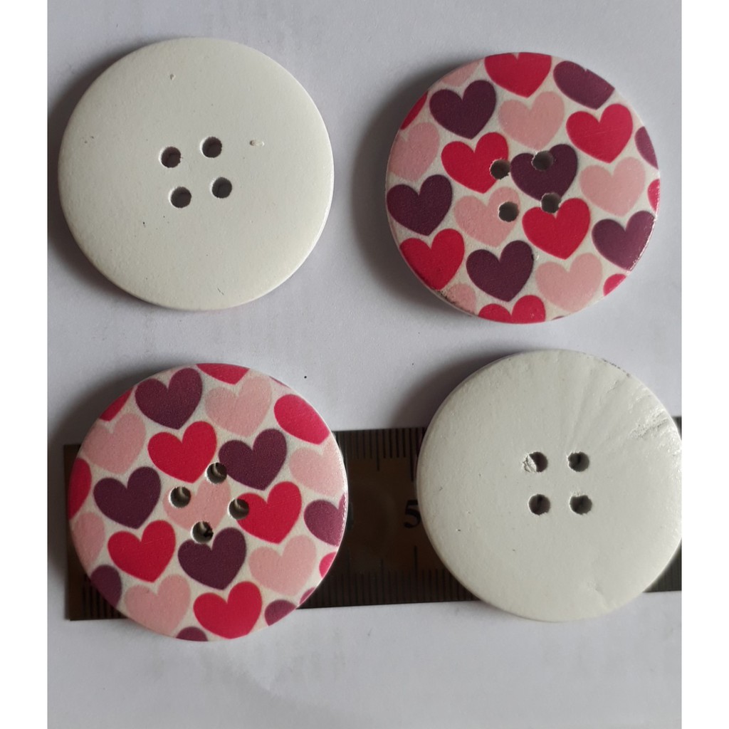 5 Hạt nút gỗ 4 lỗ size lớn 40mm nền trắng in trái tim màu (#P124-94-T04)