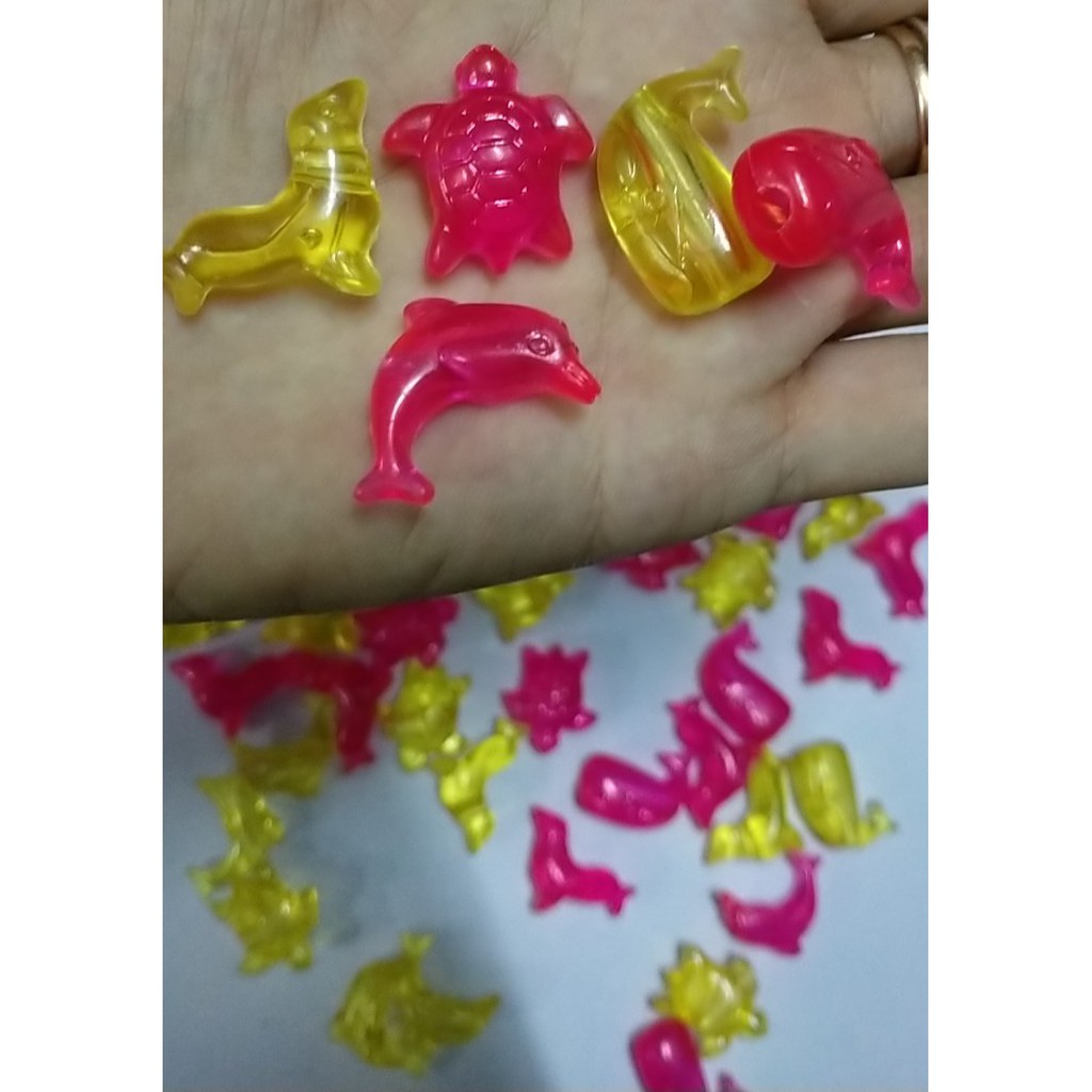 (P132-8 M3) 10-50gam Hỗn hợp cá, rùa nhựa vàng hồng có lỗ xỏ 4mm làm đồ chơi, trang trí