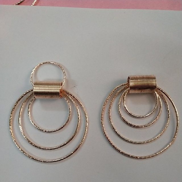 2 set vòng tròn màu vàng