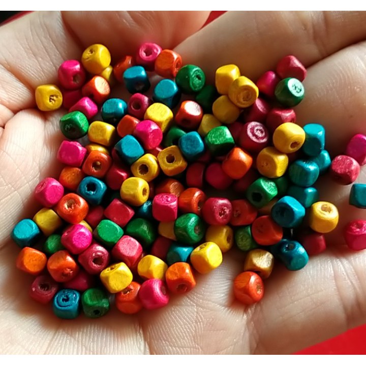 (P118-1/6) 5-25gam hạt gỗ vuông nhiều màu nhiều size có lỗ xỏ làm thủ công, đồ chơi, trang trí diy