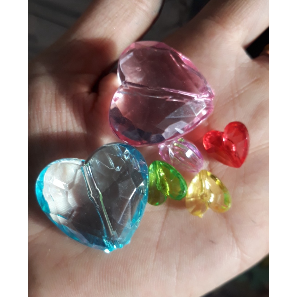 10gam hạt nhựa trái tim các loại có lỗ xỏ làm vòng tay, vòng cổ, handmade tùy thích...