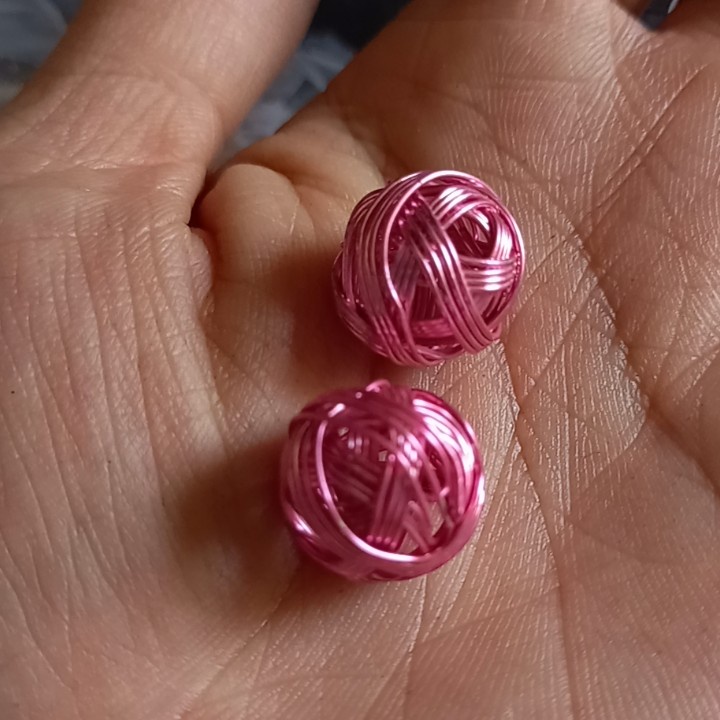 2 viên charm rỗng dây kim loại xoắn 14mm- 20mm dùng làm mặt dây chuyền, vòng cổ, trang trí thủ công