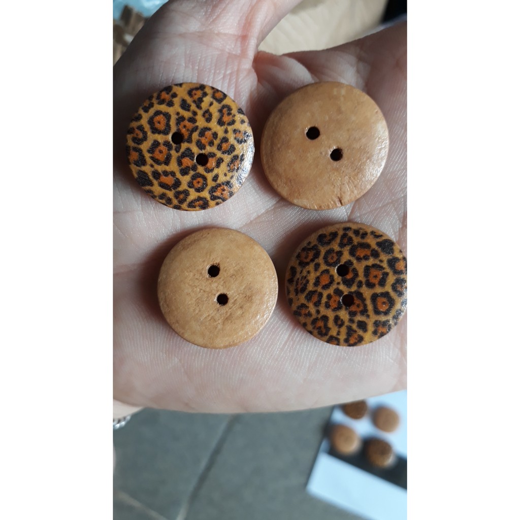5-10 nút gỗ 2 lỗ size 24mm in màu da beo (#P124-94-T04)