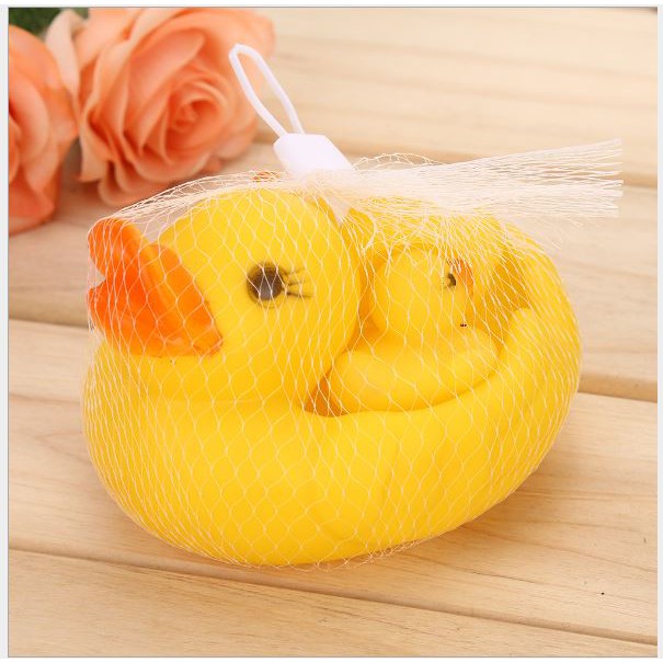 Đồ chơi vịt mẹ và 3 vịt con kêu chút chít thả bồn tắm
