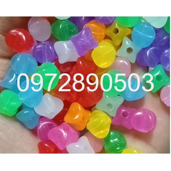 100gam hạt nhựa nhiều kiểu :hoa, ngôi sao, trái tim... các kiểu có lỗ xỏ để làm vòng hạt, làm thủ công, đồ  chơi