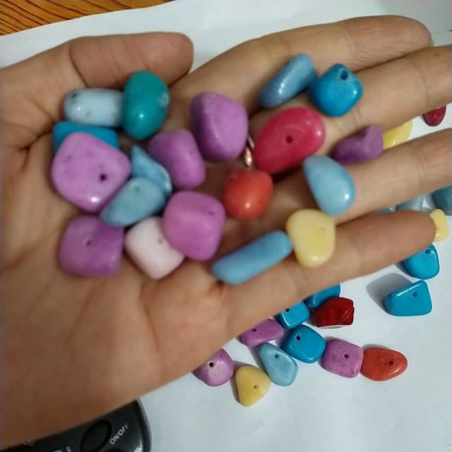 50gam đá sỏi nhiều màu có lỗ xỏ-DVS002