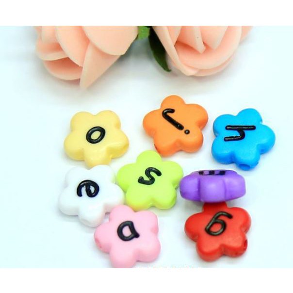 100-500gam hạt nhưa cánh hoa đủ màu in chữ cái size 12mm có lỗ xỏ làm vòng hạt, nguyên liệu trang trí handmade