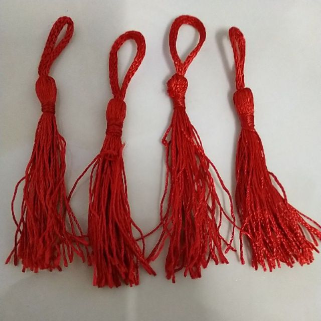 2 cái tua rua nhỏ dài 7.5cm đỏ tươi