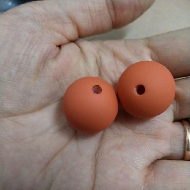 2 viên hạt nhựa loại mờ 20mm
