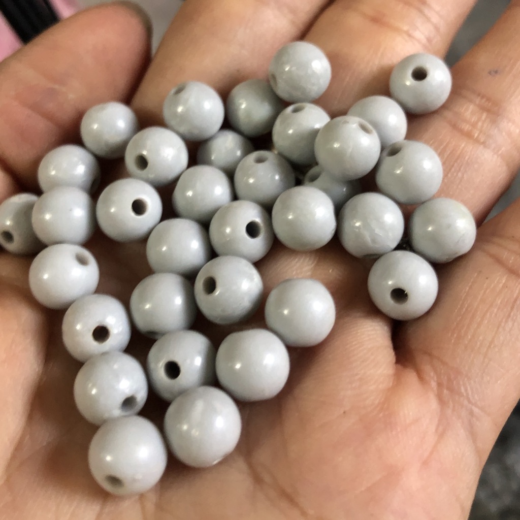 35 hạt nhựa tròn màu xám 8mm (gói 10gam) có lỗ xỏ làm vòng tay, vòng cổ (TL)
